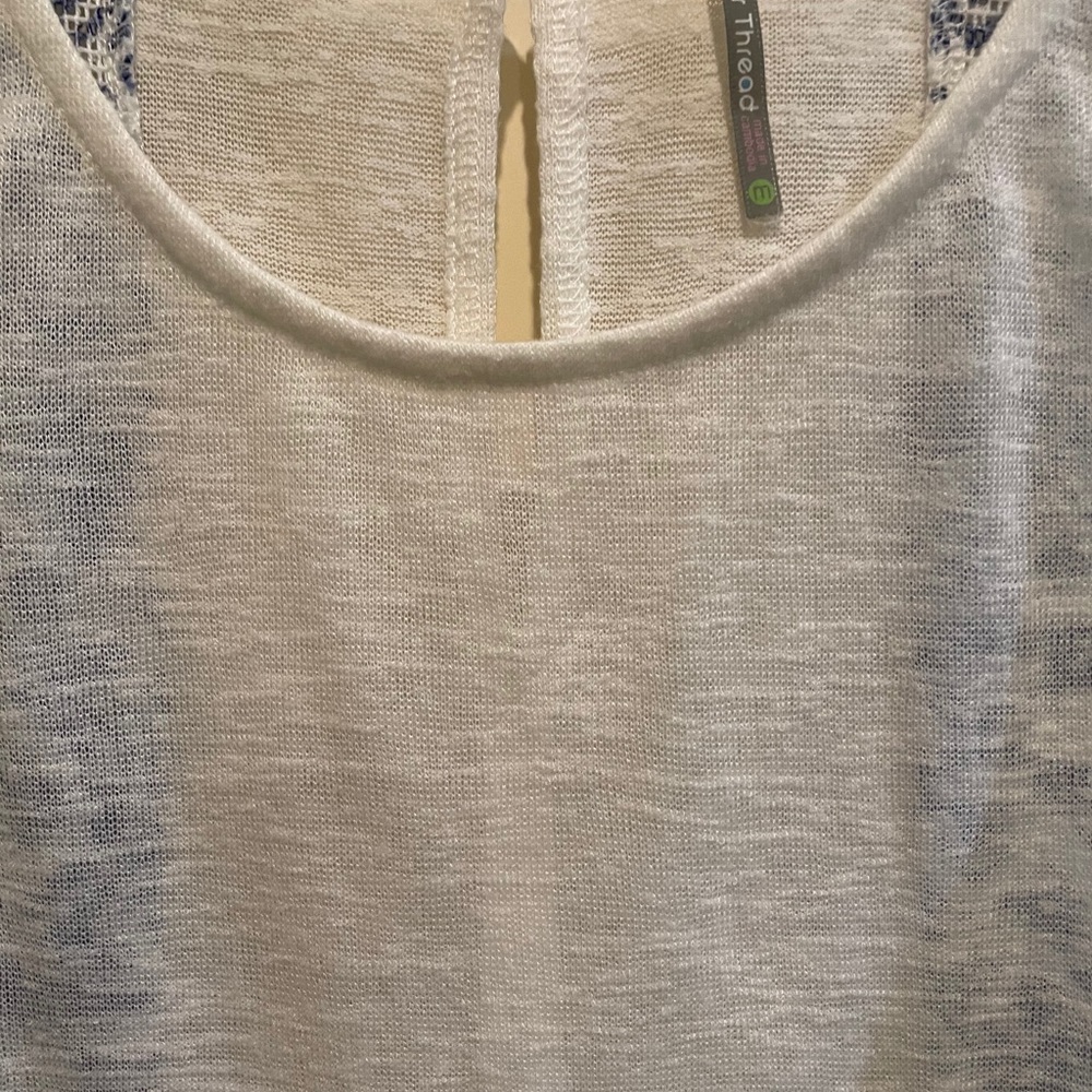Color Thread Sleeveless Blouse - Picture 2 of 4